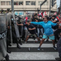 Governo do Peru suspende toque de recolher, mas protestos seguem em Lima