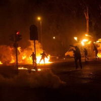 [Grécia] Vídeos | Atenas: Ataque com molotovs ao posto policial local e distúrbios fora do campus universitário de Zografou em solidariedade com Yinnis Michalidis