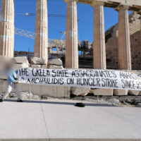 [Grécia] Rouvikonas: Intervenção na Acrópole para o anarquista grevista de fome Y. Michailidis