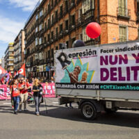 [Espanha] Uma multidão de pessoas em Madri abraça as condenadas de La Suiza na véspera da decisão da Suprema Corte