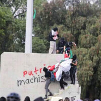 [México] Encapuzadas queimam bandeira mexicana na Ciudad Universitaria