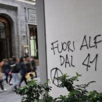 Scritte contro il 41 bis e in favore di Alfredo Cospito, l'anarchico sottoposto al carcere duro per il quale Ë in corso una mobilitazione che ha gi‡ toccato varie citt‡ italiane, sono comparse nella notte a Napoli, in via Toledo, all'altezza di Palazzo Zevallos, sul selciato e su un muro limitrofo, 18 gennaio 2023. Tra le varie scritte vergate con spray "No al 41 bis" "Fuori Alfredo dal 41 bis" e "41 bis = tortura". Presente anche una a cerchiata, simbolo degli anarchici.    ANSA / CIRO FUSCO