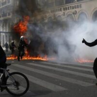 [Grécia] Confrontos violentos entre policiais e manifestantes marcam protestos em Atenas