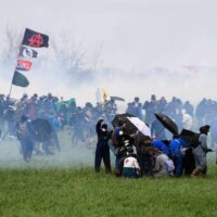 [França] Confrontos violentos com a polícia em manifestação ambientalista em Sainte-Soline