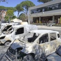 [Itália] Roma: 16 Carros dos Correios italianos em chamas, os anarquistas dizem: "Para nosso irmão Alfredo Cospito"