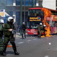 Grécia em turbulência e dor – 8 dias de fúria, protestos e motim pelos 57 mortos do acidente de trem