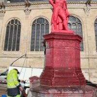 [França] Estátua de um colono esmagada e pintada de vermelho em Pontoise