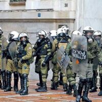 [Grécia] Vigiado por policiais