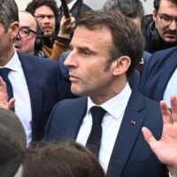 Três pessoas serão julgadas por desacato após terem dirigido insultos e o dedo médio ao presidente da França, Emmanuel Macron