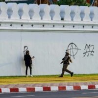 [Tailândia] Ativista é preso por pintar slogans antimonarquia no palácio da família real