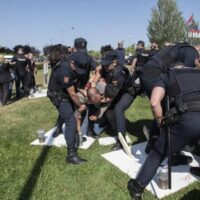 [Espanha] Vários detidos e um ferido na repressão policial a ativistas na feira de armas de Madri