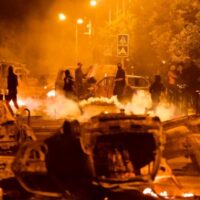 Veículos incendiados, lojas saqueadas... terceira noite de fúria na França após a morte de Nahel