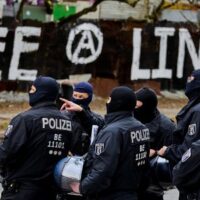 Polizisten vor "Free Lina"

Ab 10 Uhr hat die Berliner Polizei mit Räumpanzer und Gerüsttürme die Zwangsräumung des Køpi-Platzes an gefangen. Die Autonomen verteidigten sich mit Feuerlöcher und Wurf diverse Objekten. Um 13:15 könnte die Gerichtsvollzieherin der Grundstück der Linke Wagenburg in Begleitung der Polizei betreten. Den Eigentümer der Köpi-Wagenplatz, der Startezia GmbH bzw Sanus AG, hat eine Räumungsklage gewonnen. Die Köpi-Platz in ein Bauwagenplatz von Linksautonomen bewohnt neben dem Køpi. Die Köpi (bzw Køpi) ist eine legalisiert ehemalige besetze Haus in der Köpenicker Straße 137. Das autonomes Wohnprojekt ist auch ein Kulturzentrum.