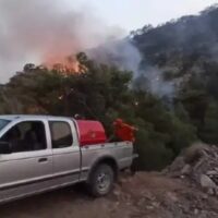 Voluntários do Rouvikonas combatem incêndios na Grécia