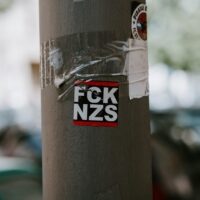 [Espanha] "FCK NZS": torcedora do Unionistas CF multada em 3.000 euros por exibir uma bandeira antifascista