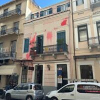 [Grécia] Anarquistas atacam consulado francês em Patras