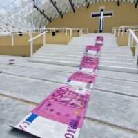 [Portugal] Artista de rua cria tapete de notas de dinheiro para criticar visita do Papa