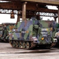 [Negócio$ Militare$] DEMOCRATICAMENTE, veículos blindados para o Exército brasileiro desembarcam no Porto de Paranaguá