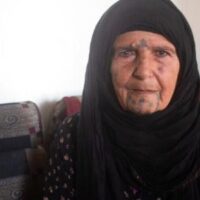 Uma anciã transmite a tatuagem tradicional kurda "deq" às próximas gerações + Vídeo