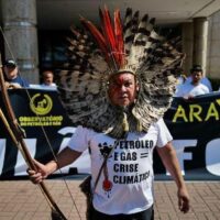 Ativistas protestam contra Leilão do Fim do Mundo | "Precisamos deixar as florestas em pé, não explorar o chão e os mares".