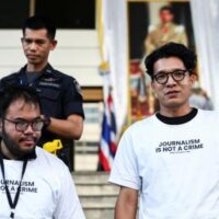 [Tailândia] Jornalistas tailandeses são presos por cobertura jornalística de pichação anarquista em templo