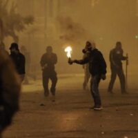 [Grécia] Atenas: Para destruir a loja de flores poliamorosas em 10/02/2024