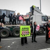 [Austrália] Policiais perturbam e agridem na feira de armas de Melbourne