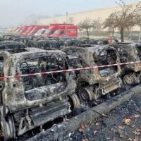 [Itália] Ataque incendiário contra 23 carros Enjoy e uma van pertencente à Eni Plenitude (Assago, 31 de outubro de 2024)