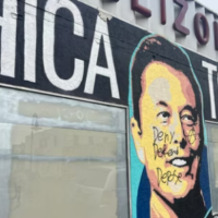 [EUA] Mural de Elon Musk vandalizado em Brownsville com símbolos e frases anarquistas