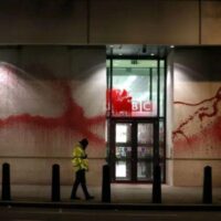 [Reino Unido] Ativistas pró-Palestina vandalizam sede da BBC