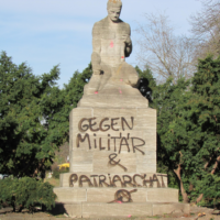 [Alemanha] Berlim: 8 de março - um monumento glorificando a guerra foi atingido