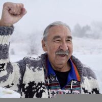 [EUA] Leonard Peltier continua desafiador em entrevista à AP, mantendo a inocência e prometendo continuar com seu ativismo