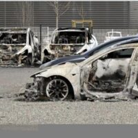 [França] Uma saudação incendiária à Tesla