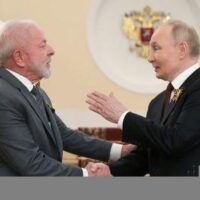 Lula pacifista? Não, Lula lambe-botas de milico sanguinário!