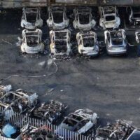 [Itália] Roma: Reivindicação de responsabilidade pelo ataque incendiário a 17 carros na concessionária da Tesla