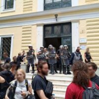 [Grécia] Rouvikonas vence outro julgamento importante, com grande apoio popular!