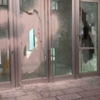[Canadá] Dia da vingança trans: quebecor destruído, cybertruck destroçado