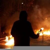 [Grécia] Novo vídeo do protesto em massa que se transformou em uma feroz batalha de rua (Exarchia, 6 de dezembro de 2024)