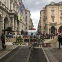 [Itália] Turim. Antimilitaristas contestam cerimônia militar
