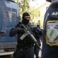 [Grécia] Atenas: Companheiros acusados no caso "Conspiração Vingança/Resposta Armada" tentam escapar do tribunal tomando a arma de um policial