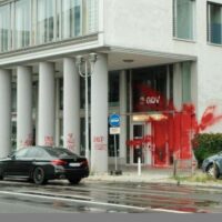 [Alemanha] Ação Direta: ativistas contra o genocídio atacam escritórios de associação de seguros em Berlim