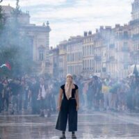 Protestos levam milhares às ruas na França em oposição à política governamental
