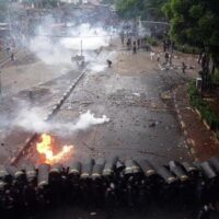 Revolta na Indonésia: "Erupção coletiva de raiva"
