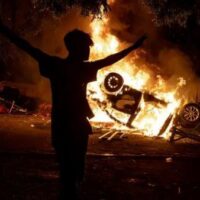 A Indonésia mergulha no caos enquanto dezenas de milhares de pessoas se manifestam contra o governo.
