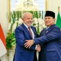 Democracia é farsa! Escrotos! Abaixo o militarismo!