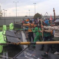[Colômbia] Indígenas feriram quatro policiais com flechas durante um protesto em frente à Embaixada dos EUA em Bogotá