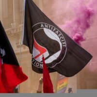 Organizações anarquistas e antifascistas da Europa enfrentam a designação de terrorismo pelo regime dos EUA