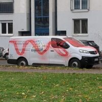 [Alemanha] Leipzig: Um carro da Vonovia pichado, com vidros quebrados e pneus furados!