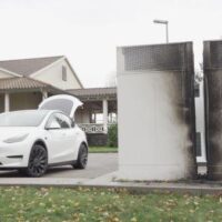 [Alemanha] Bremen: Fogo para a Tesla! Estações de carregamento e painéis de controle incendiados!