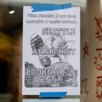 [EUA] Feira Anarquista do Livro de Seattle traz zines, livros e uma política de coragem ao Seattle Center